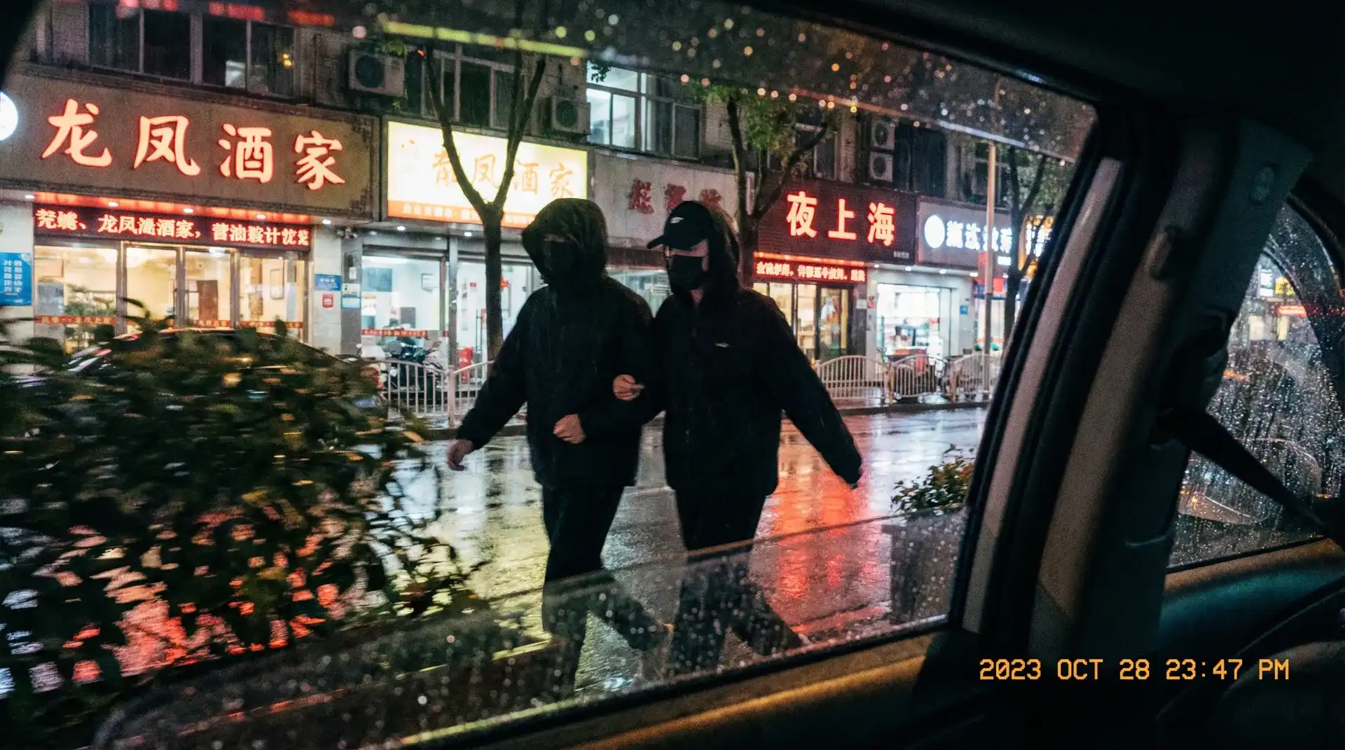 绿帽社入口 - 顶流明星深夜密会现场抓拍照片